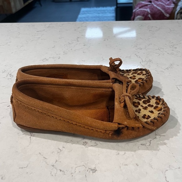 Minnetonka Women's Leather Leopard Calf Hair Kilty Moccasin Driving Loafer 7 - Picture 2 of 12